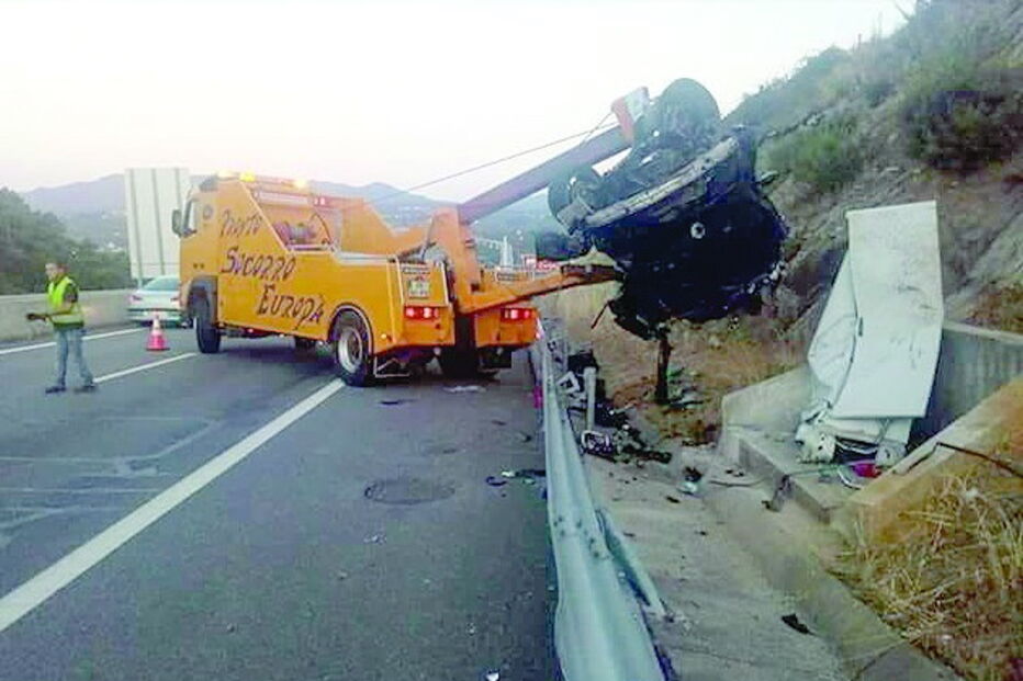 Carro galgou os rails laterais da via