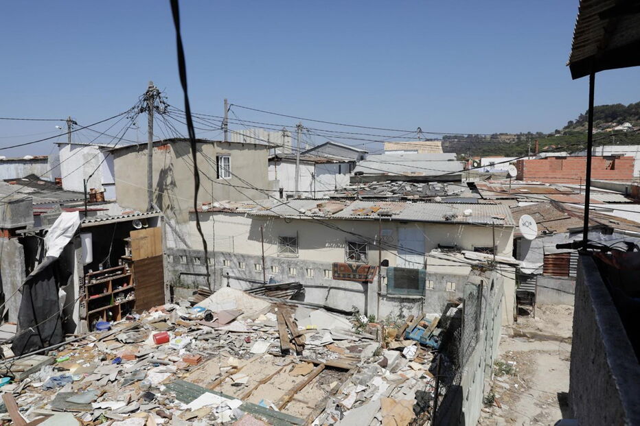 Mais de três mil pessoas vivem em bairro clandestino de Almada