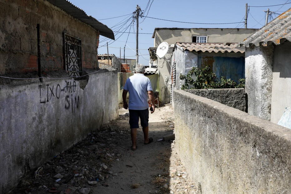 Mais de três mil pessoas vivem em bairro clandestino de Almada
