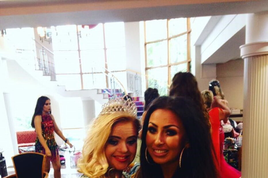 Menina torna-se na primeira modelo com síndrome de down a vencer concurso de beleza internacional