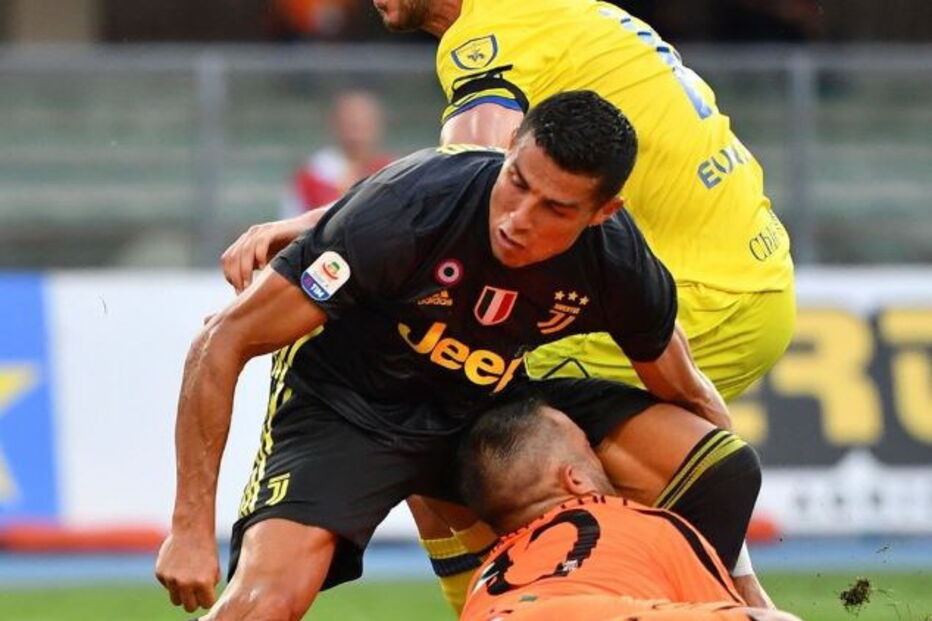 Stefano Sorrentino parte o nariz ao chocar contra Ronaldo