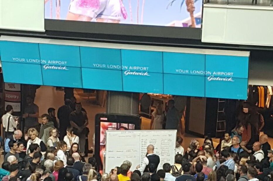 Informação de voos em Gatwick escrita à mão após falha de sistema