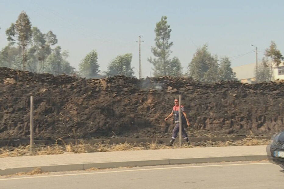 Incêndio em zona industrial ameaça fábrica em Famalicão
