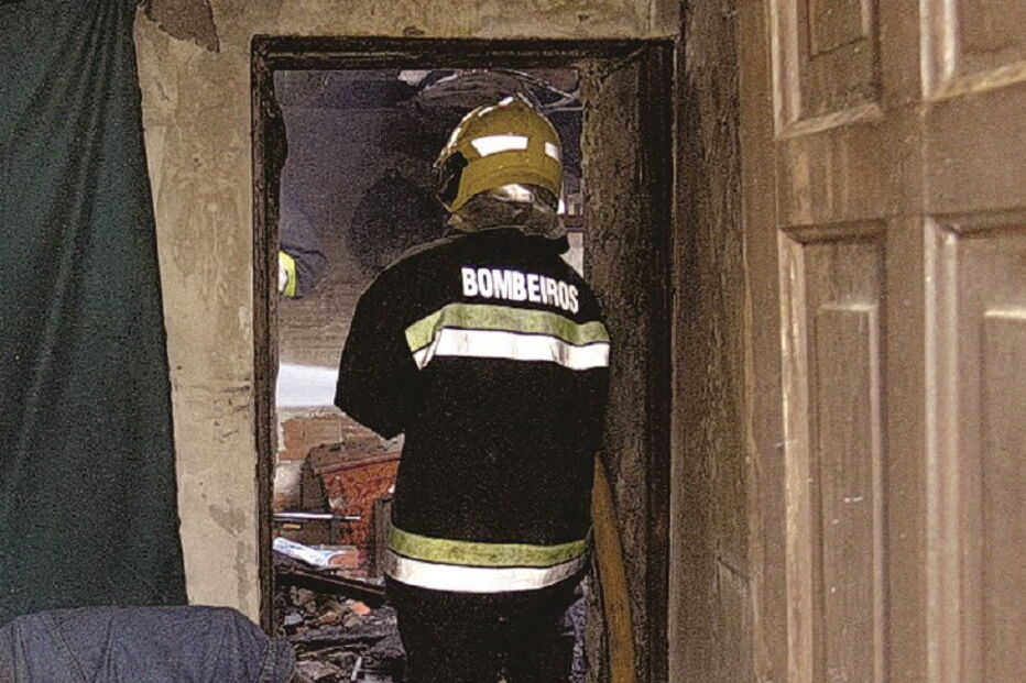 Bombeiros combateram as chamas