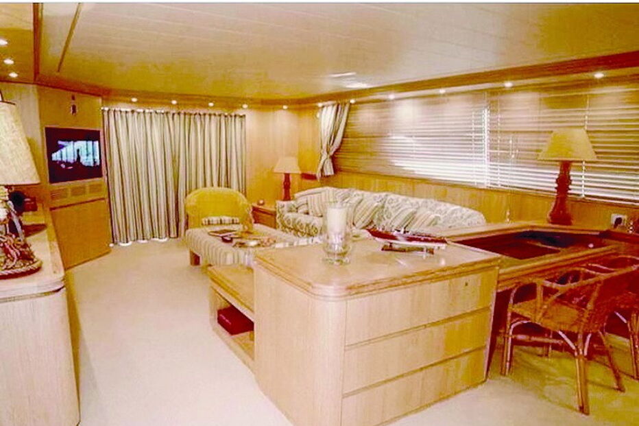 Sala é uma das zonas públicas do barco, que está preparado para receber até 10 convidados 