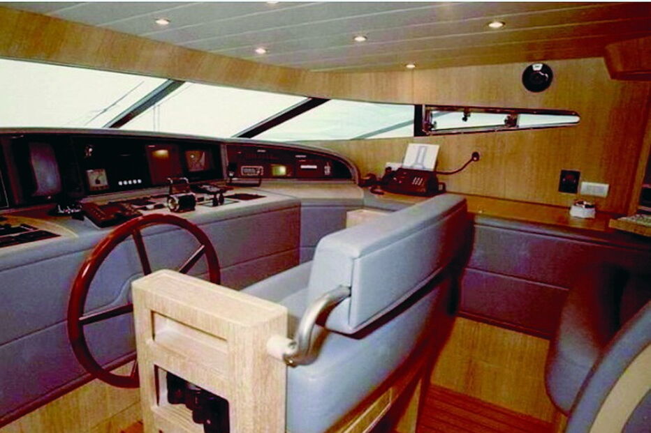 Ponte deste luxuoso iate, que exige cinco tripulantes em permanência, para garantir a segurança da navegação 