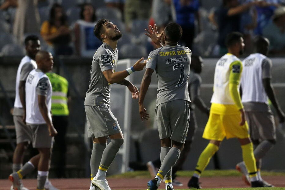 Alex Telles marcou de penálti o golo da vitória do FC Porto sobre o Belenenses. O Benfica criticou a arbitragem