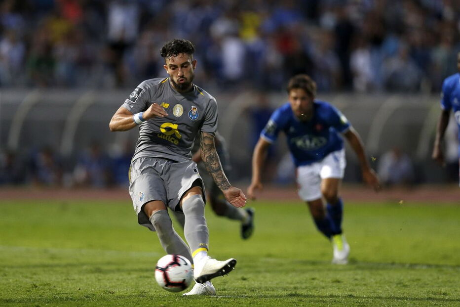 Alex Telles marcou de penálti o golo da vitória do FC Porto sobre o Belenenses. O Benfica criticou a arbitragem