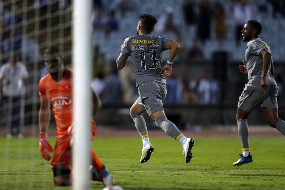 Alex Telles marcou de penálti o golo da vitória do FC Porto sobre o Belenenses. O Benfica criticou a arbitragem