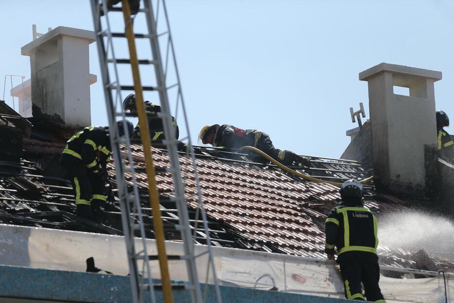 Explosão e incêndio em prédio de habitação em Campo de Ourique