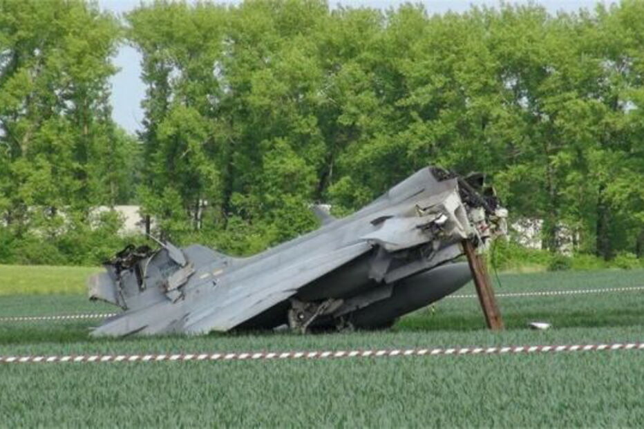 Avião de combate cai após colisão com pássaros na Suécia 