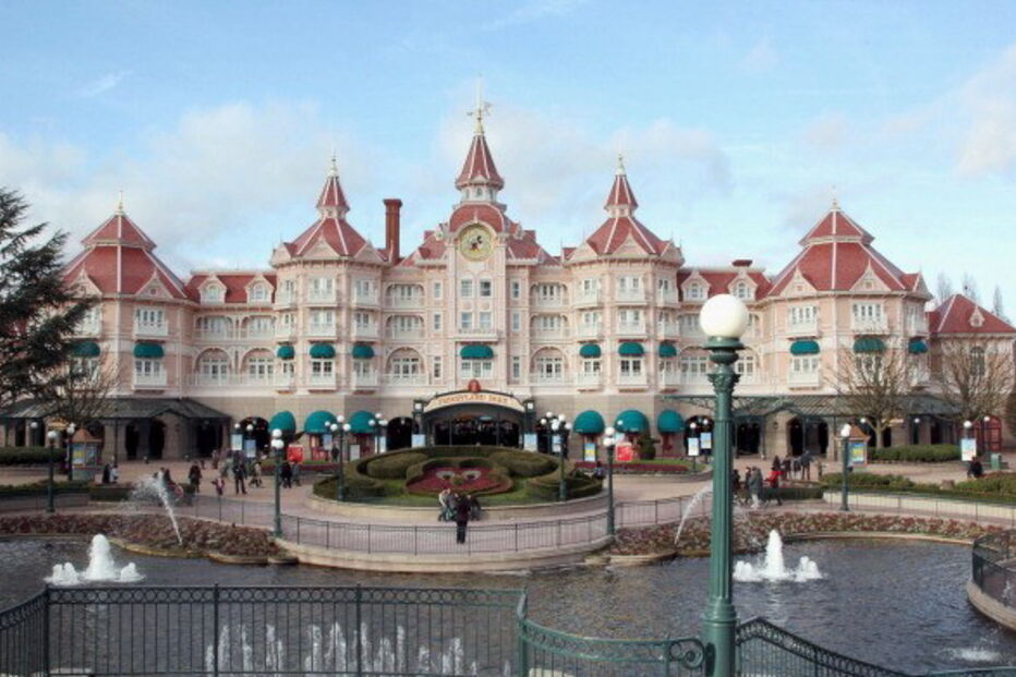 Disneyland Paris, originalmente Euro Disney Resort, é um parque infantil de diversões em Marne-la-Vallée