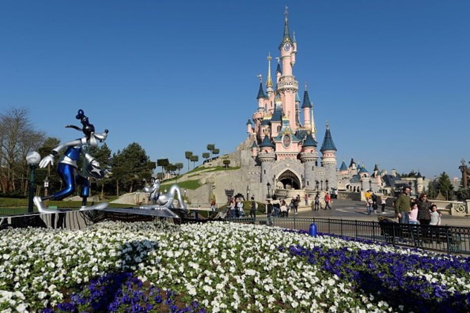 Disneyland Paris, originalmente Euro Disney Resort, é um parque infantil de diversões em Marne-la-Vallée