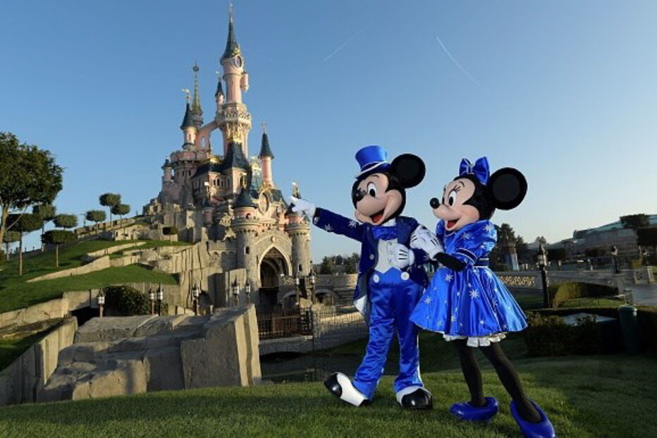 Disneyland Paris, originalmente Euro Disney Resort, é um parque infantil de diversões em Marne-la-Vallée