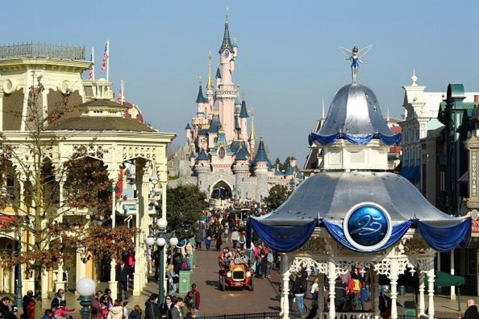 Disneyland Paris, originalmente Euro Disney Resort, é um parque infantil de diversões em Marne-la-Vallée