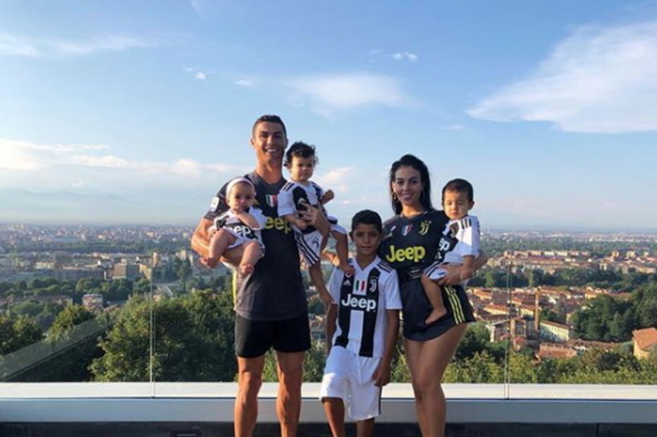 Ronaldo partilha foto de família equipada à Juventus