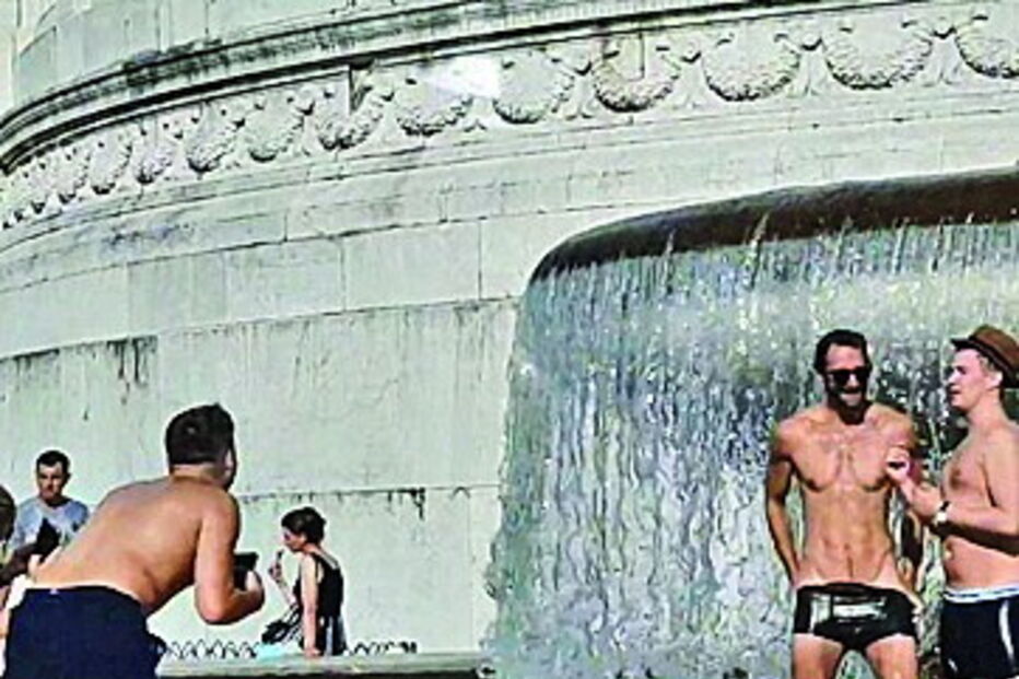 Turistas nus em monumento nacional