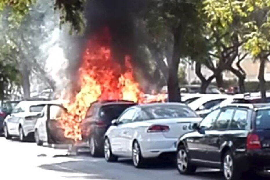 Chamas deflagraram num carro estacionado junto a outras viaturas, na avenida Sá Carneiro, em Quarteira