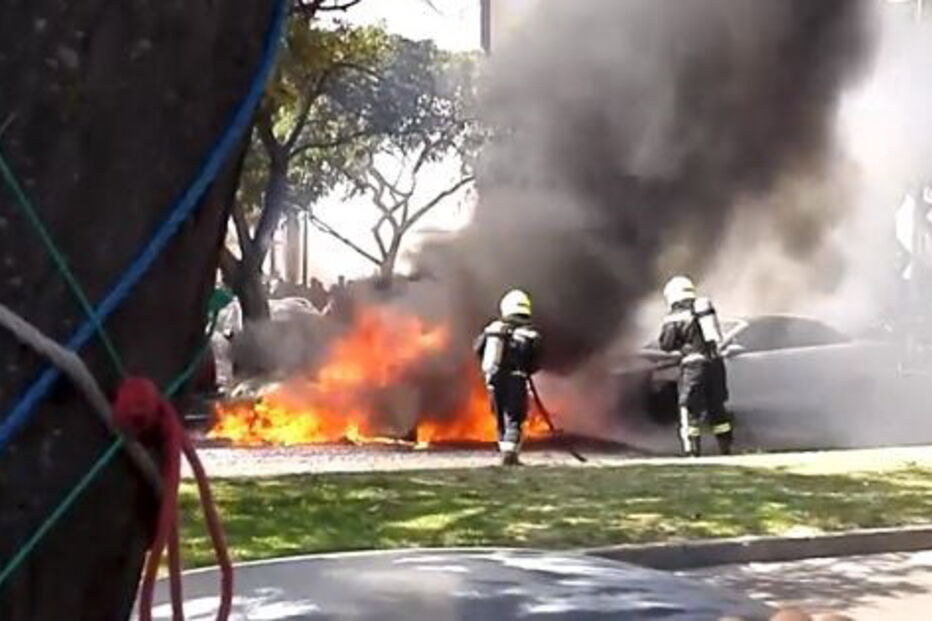 Chamas deflagraram num carro estacionado junto a outras viaturas, na avenida Sá Carneiro, em Quarteira
