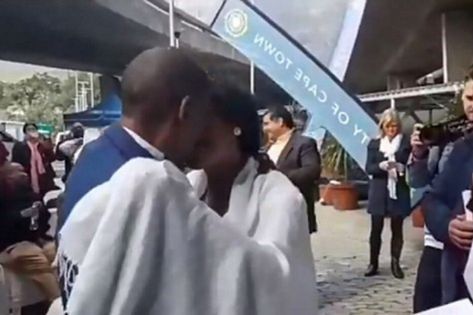 Casal casou debaixo de uma ponte, na Cidade do Cairo