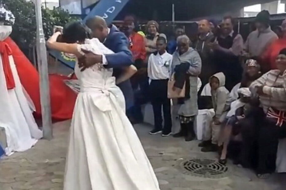 Casal casou debaixo de uma ponte, na Cidade do Cairo