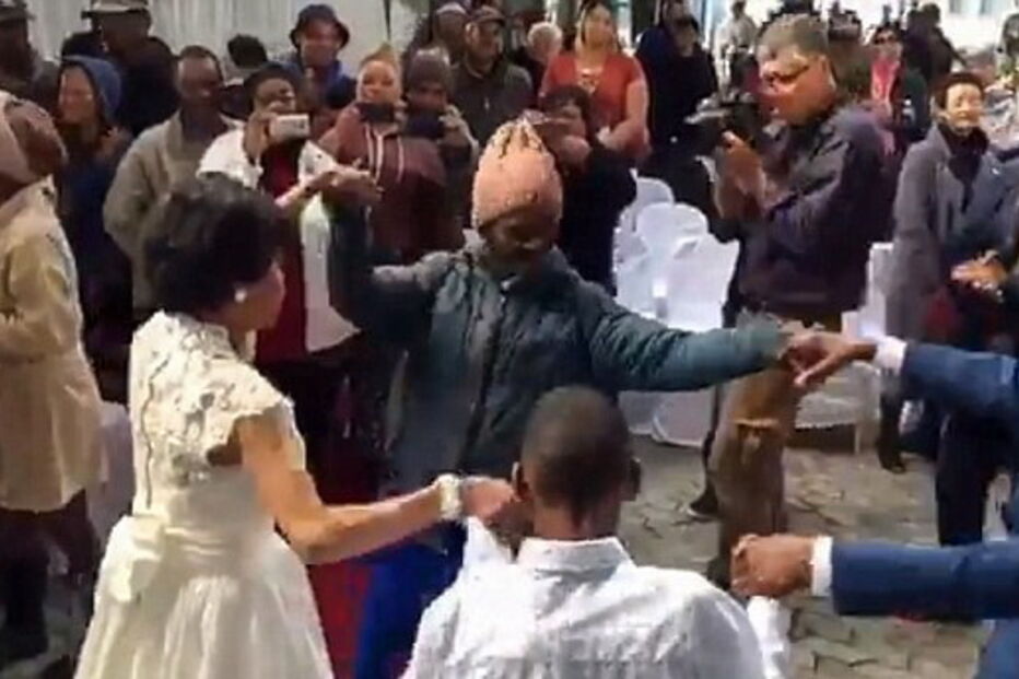 Casal casou debaixo de uma ponte, na Cidade do Cairo