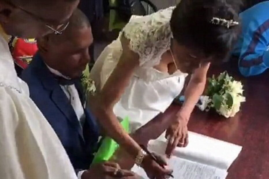 Casal casou debaixo de uma ponte, na Cidade do Cairo