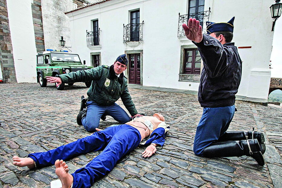 Militares da GNR serão dos agentes da autoridade que vão receber formação para o uso de desfibrilhadores externos      