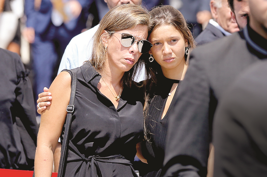A filha mais velha do empresário, Filipa Rocha Paris, e uma das netas de Pedro Queiroz Pereira à saída dos Jerónimos