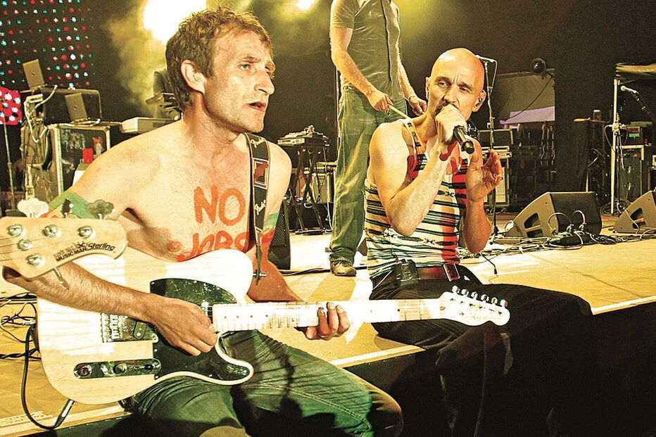 Saul Davies e Tim Booth numa das muitas atuações dos James no nosso País 