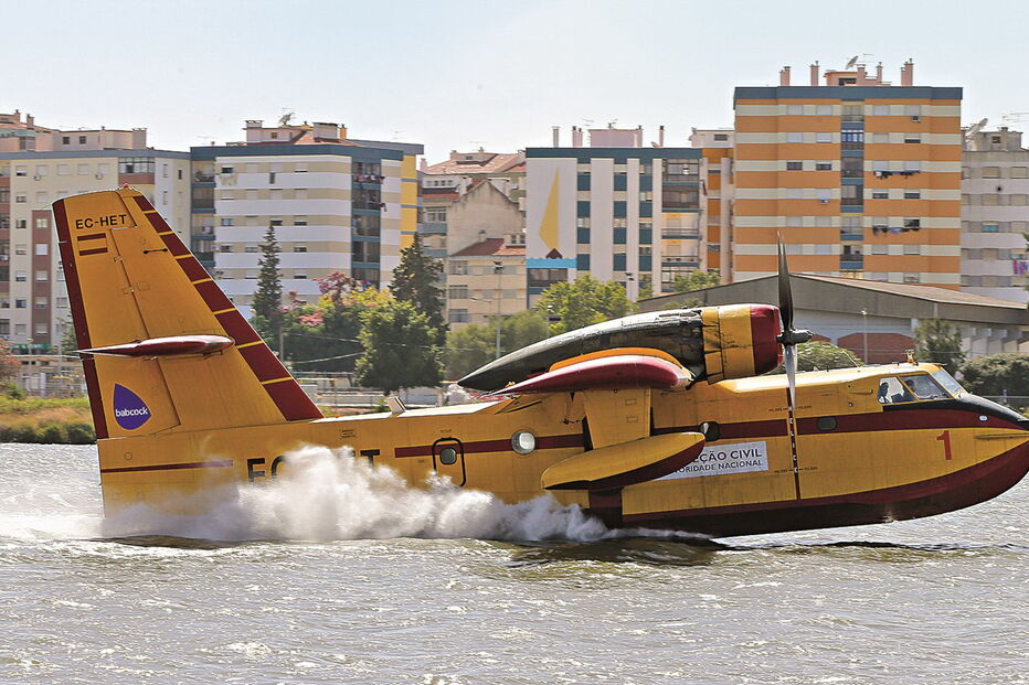 Autoridade Nacional de Proteção Civil vai perder a gestão das aeronaves de combate aos fogos 
