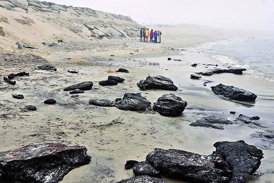 Autoridades foram à praia do Pau da Manobra, onde a erosão deixou à vista madeiras seculares e blocos de turfa