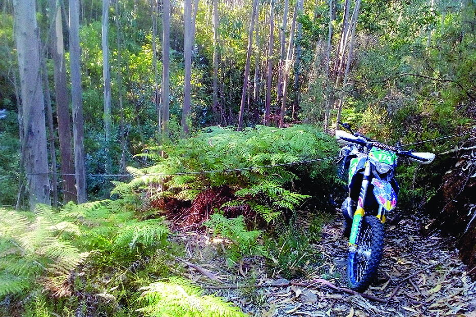 Cabo junto a uma mota