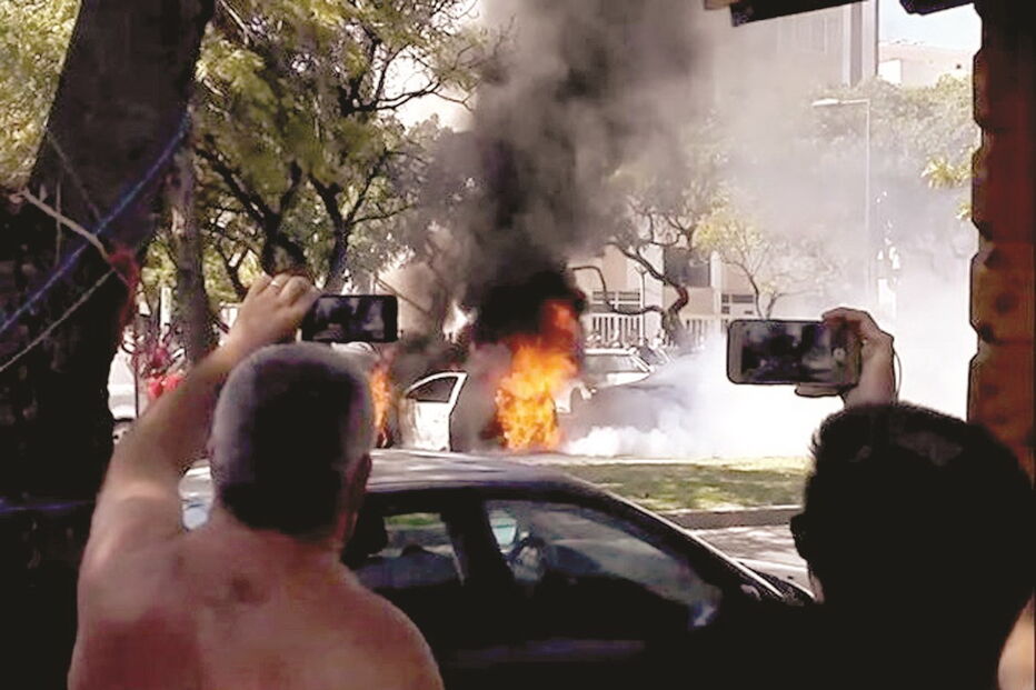Chamas deflagraram num carro estacionado junto a outras viaturas, na avenida Sá Carneiro, em Quarteira      