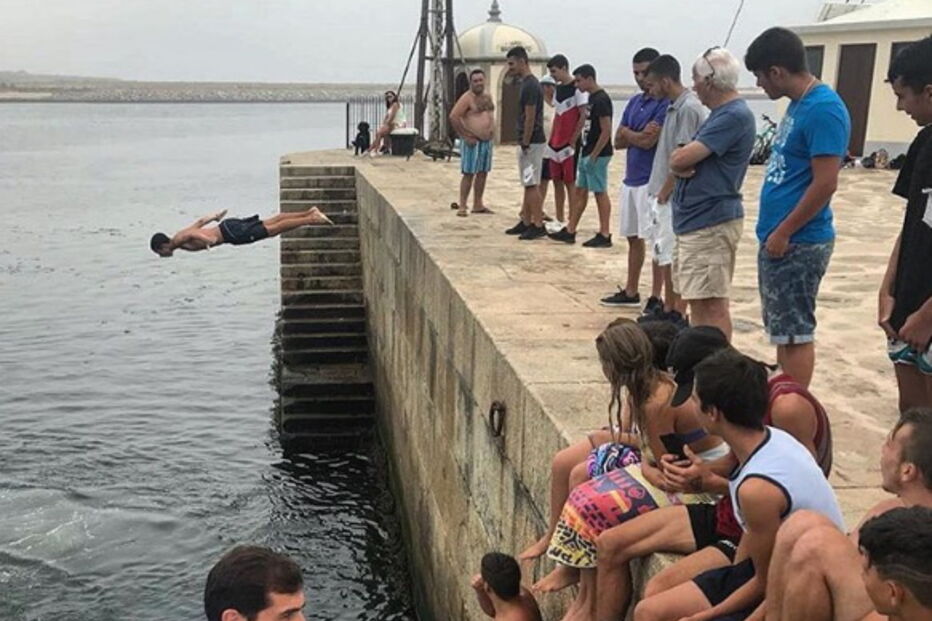 Casillas acompanha mergulhos dos jovens à beira rio