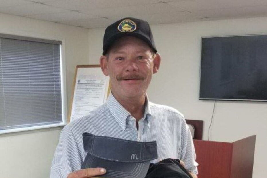 Polícia faz a barba a sem-abrigo e este consegue trabalho