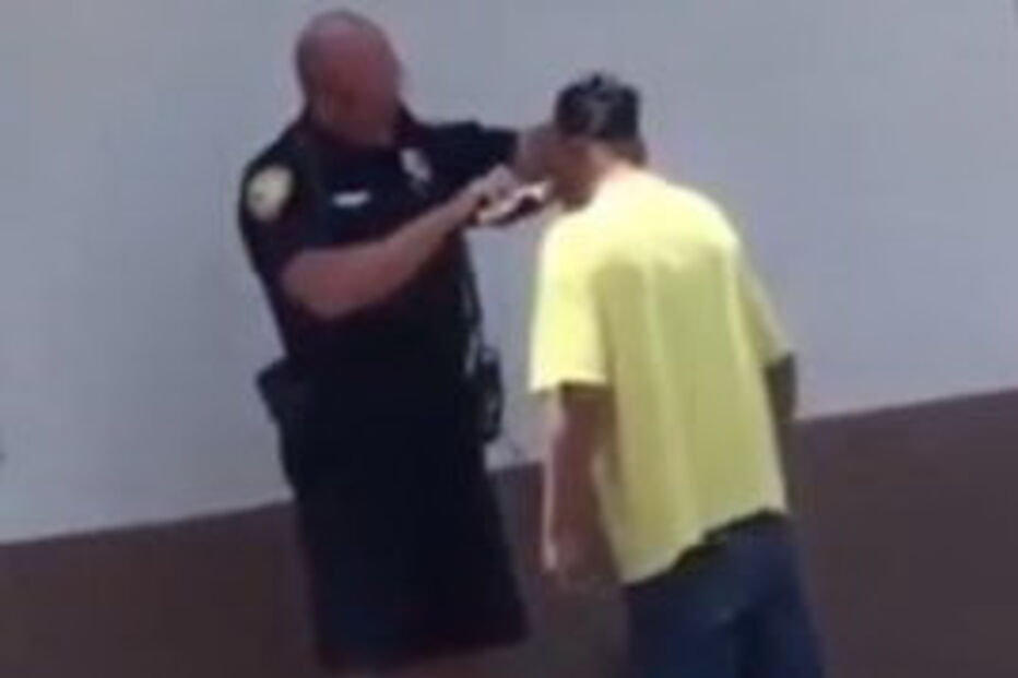 Polícia faz a barba a sem-abrigo e este consegue trabalho