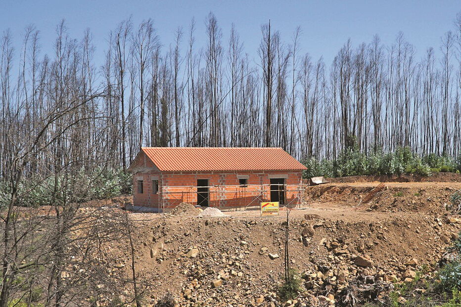 Uma das casas sob suspeita, situada próximo do IC8, na freguesia da Graça, em Pedrógão Grande 