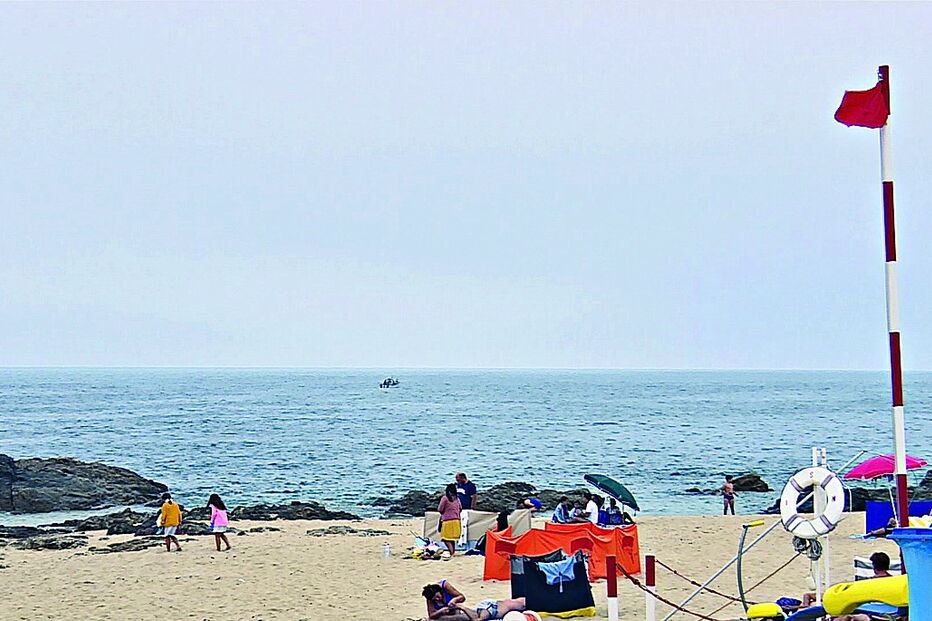 Banhistas da praia de Angeiras Sul foram surpreendidos com aviso afixado à entrada do areal e lamentaram a situação 