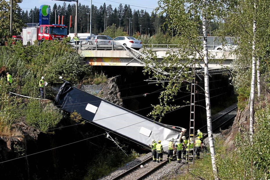 Autocarro cai de viaduto e provoca três mortos na Finlândia