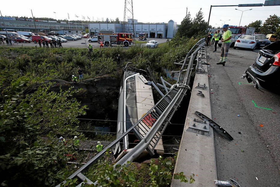 Autocarro cai de viaduto e provoca três mortos na Finlândia