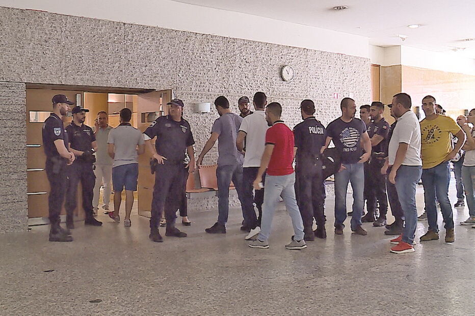 Agentes à porta da sala de audiências prestaram solidariedade aos colegas agredidos