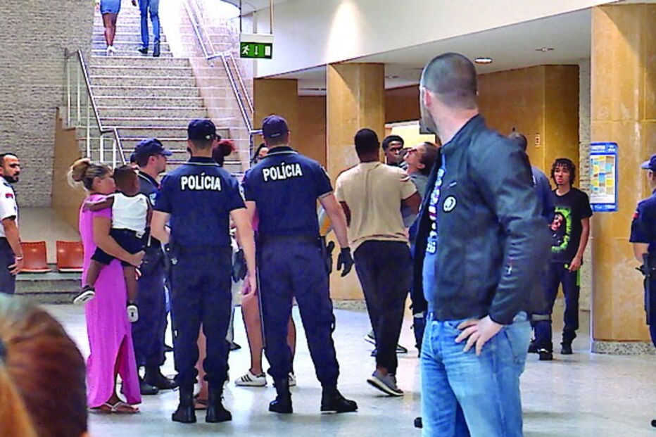 Polícias de serviço no tribunal junto de familiares dos arguido 