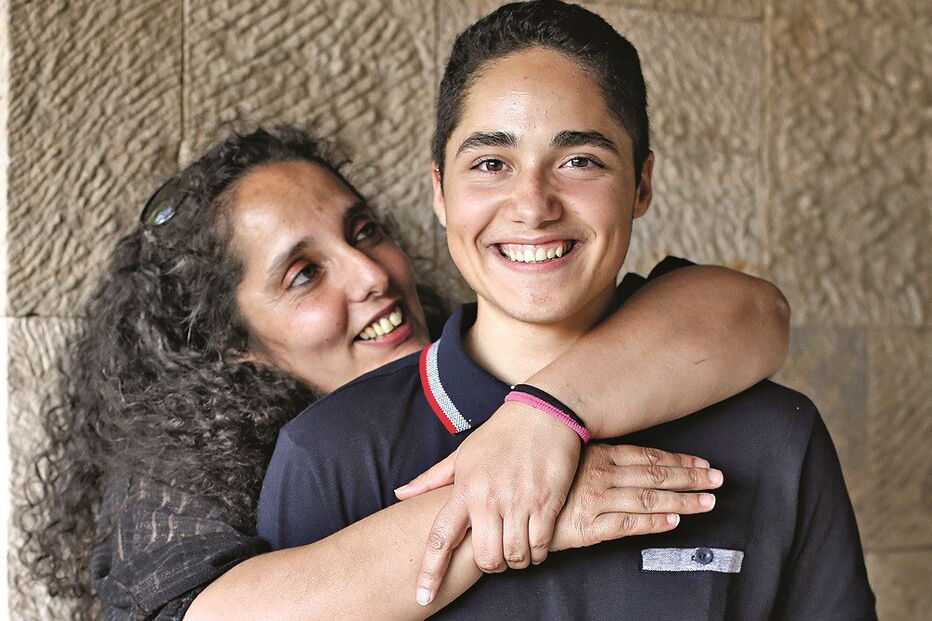 Daniel Prates com a mãe, Cristina Cardoso. Foi o primeiro menor a fazer mudança de nome e género 