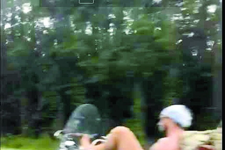 Motociclista apanhado a guiar com os pés