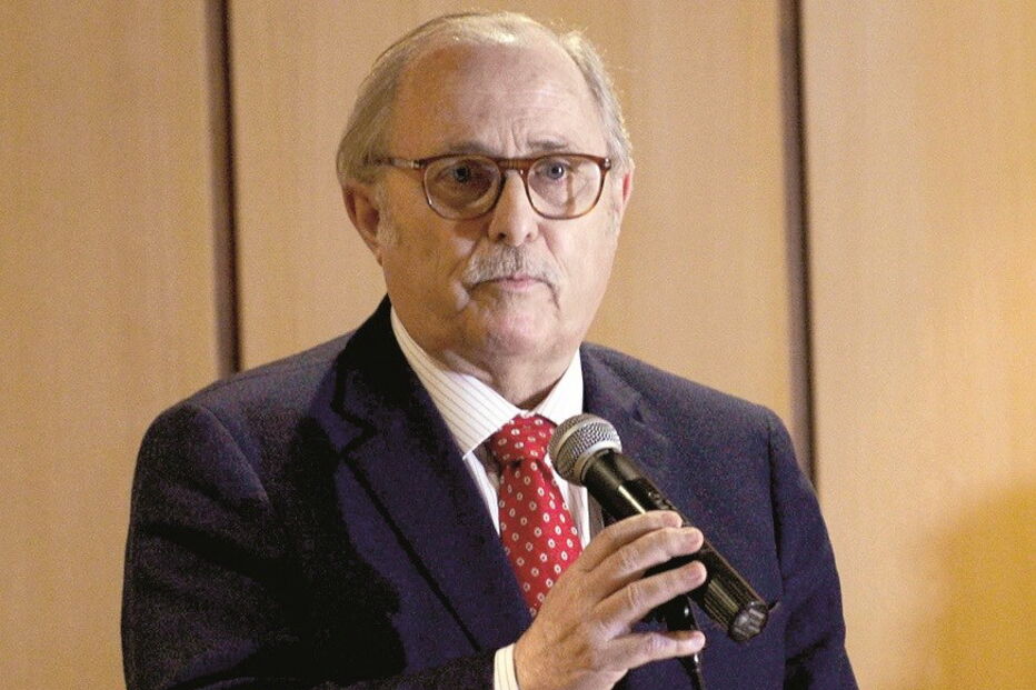 Domingos Almeida Lima vai sentar-se onde habitualmente se senta Vieira 