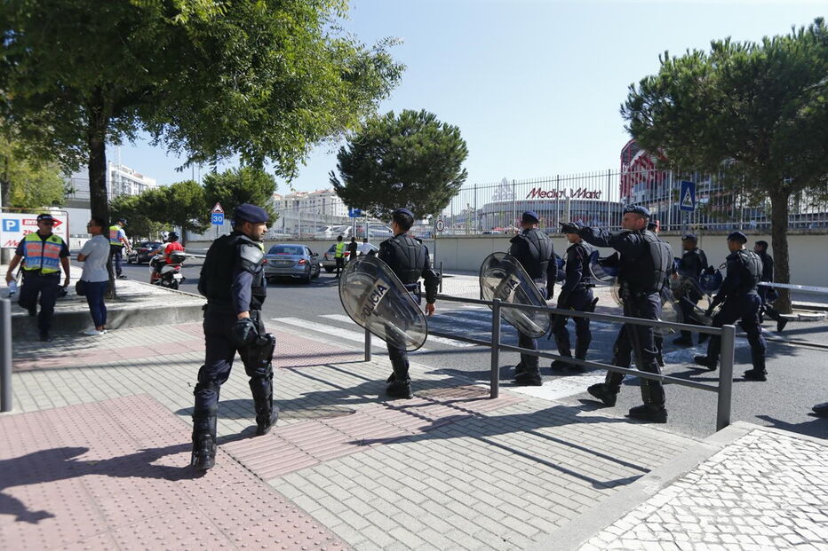 Claque do Sporting chega ao Estádio da Luz para o dérbi