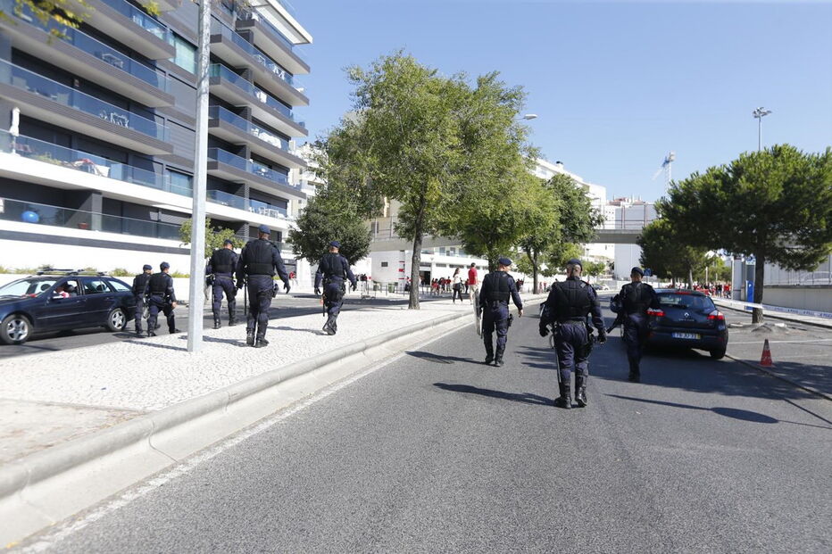 Claque do Sporting chega ao Estádio da Luz para o dérbi