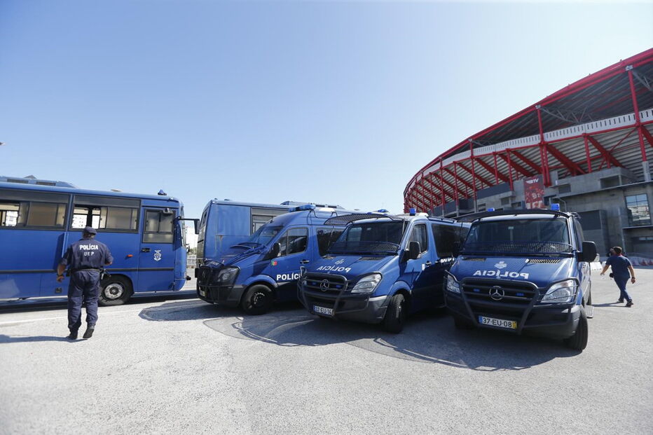 Claque do Sporting chega ao Estádio da Luz para o dérbi
