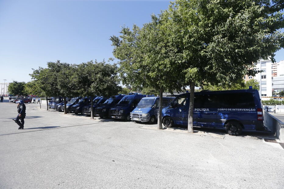 Claque do Sporting chega ao Estádio da Luz para o dérbi